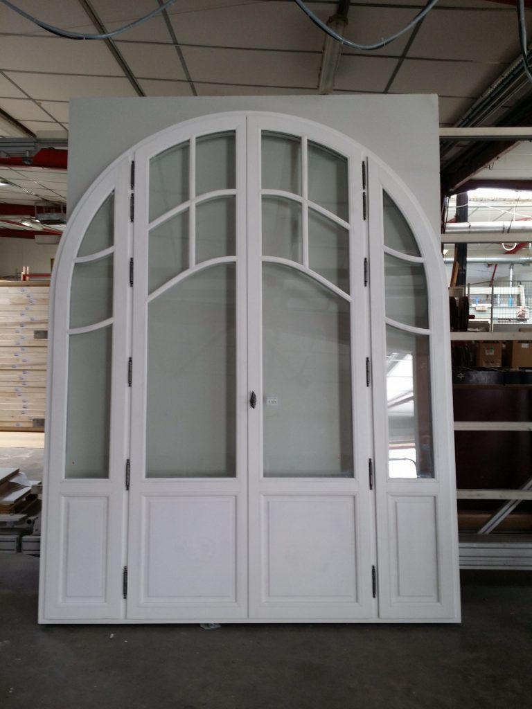 porte vitrée arrondie blanche fabrication de menuiseries bois standard et hors cote De La Rosa Industrie