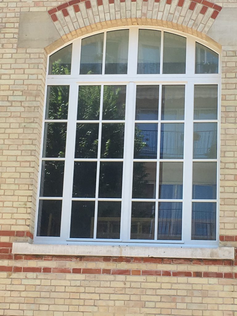 fenêtre blanche petitx carreaux fabrication de menuiseries bois standard et hors cote De La Rosa Industrie